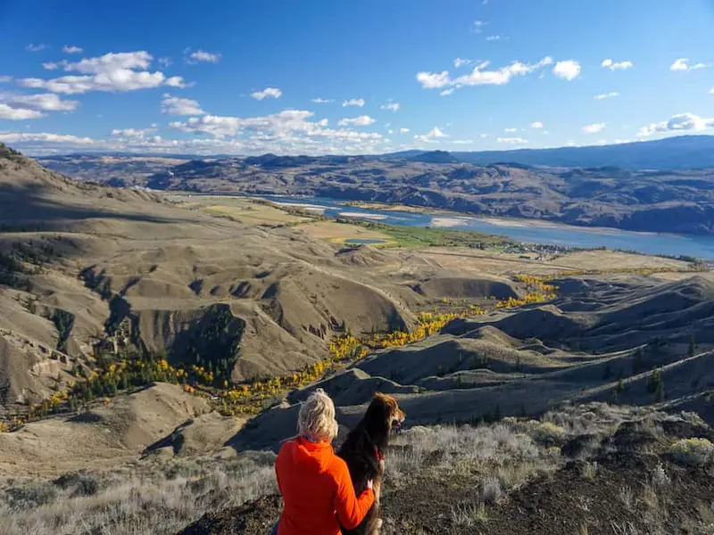The arid landscape of Kamloops, British Columbia, showing dry hills and mountains that make it the hottest city in Canada.